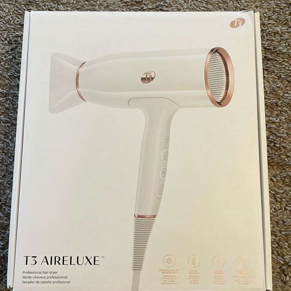 T3 Aireluxe professional hairdryer includes comb,  2 concentrator AND DIFFUSER!